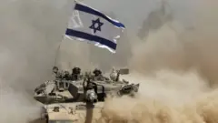 Tank Israel dengan bendera Israel (file foto)