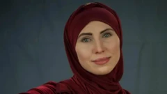濃い赤のヒジャーブの女性