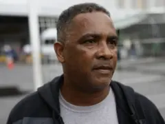 Samuel Peçanha em foto tirada na quinta-feira (30/10), enquanto procurava informações sobre o filho, Michel Mendes Peçanha, no Instituto Médico Legal durante o reconhecimento dos corpos dos mortos na Operação Contenção