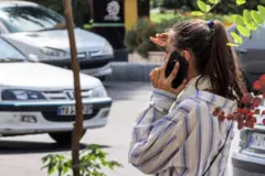 زنی جوان بدون حجاب با موبایل