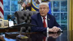 Donald Tramp u Beloj kući, Donald Tramp sedi za stolom u Ovalnoj sobi Bele kuće