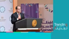 السيسي يصافح المرشح الرئاسي السابق حمدين صباحي ويعلن عن إطلاق حوار سياسي