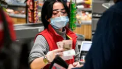 Кассирша в московском магазине