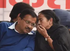 অরবিন্দ কেজরিওয়ালের সঙ্গে মমতা ব্যানার্জী- ফাইল চিত্র 