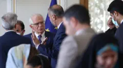 جوزپ بورل، مسئول سیاست خارجی اتحادیه اروپا در سفر چند ماه قبل به تهران در کنار حسین امیرعبداللهیان، وزیر خارجه ایران