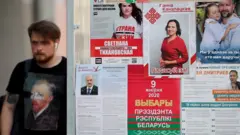 Молодой человек на фоне агитационных плакатов