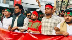 এনসিপির নেতারা মাথায় বাংলাদেশের পতাকা বেঁধে ও একটি ব্যানার ধরে মিছিল করছেন, গত ১৬ই ডিসেম্বরের ছবি