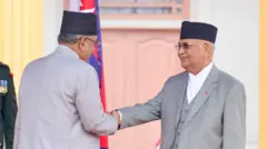 असार ३१ गते राष्ट्रपति कार्यालय शीतल निवासमा आयोजित शपथग्रहण समारोहमा ओलीलाई बधाई दिँदै प्रचण्ड