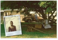 Foto de Gordon com uma casa ao fundo