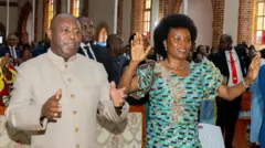 Prezida Ndayishimiye n'umutambukanyi wiwe Angeline Ndayubaha Ndayishimiye ku wa kane mu misa ya Noweli kuri Paruwasi Mugera muri Komine Bugendana y'Intara y'umurwa mukuru Gitega