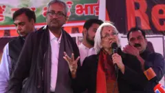 বৃহস্পতিবার শাহীনবাগের ধর্নামঞ্চে সুপ্রিম কোর্টের নিযুক্ত মধ্যস্থতাকারীরা