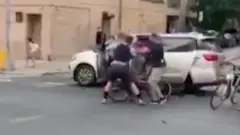 شرطة بزي مدني يعتقلون الشابة نيكي يضعونها في شاحنة مجهولة، كما ظهر في مقطع الفيديو من نيويورك