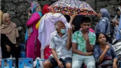 জ্বালানী, খাদ্য এবং অন্যান্য মৌলিক জিনিসগুলির সরবরাহ কমে যাওয়ায় দেশটির মানুষকে দীর্ঘ লাইনে দাঁড়াতে হচ্ছে।