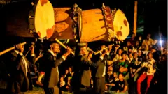 Abatimbu bavugije murushi bambaye "costume" bagirijwe guhonyanga umuco