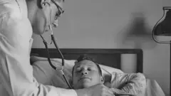 Doctor examinando paciente