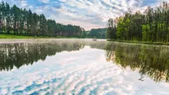Nuvens refletidas na água nos arredores de Kiev, Ucrânia