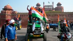 டெல்லி செங்கோட்டையை முற்றுகையிட்டுள்ள விவசாயிகளின் டிராக்டர் பேரணி