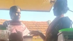 கடைக்கு வரும் பெண்களிடம் அப்பகுதியினருடன் தீண்டாமையை கடைபிடிக்க வலியுறுத்துகிறார்.