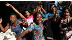 దేశ అధ్యక్షుడు ముగాబే రాజీనామా చేయడంతో ఆనందోత్సాహాల్లో జింబాబ్వే ప్రజలు