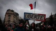 Abigaragambya bamagana inkingo mu murwa mukuru Paris w'Ubufaransa