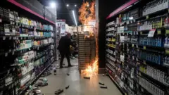 Fogo em corredor de supermercado Carrefour durante protesto contra racismo depois da morte de Beto Freitas, no dia 20 de novembro de 2020