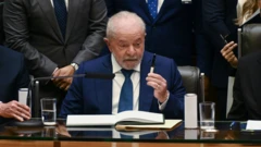 Lula segura caneta