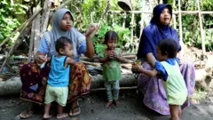 Puluhan warga bertahan di dusun mereka di tengah area proyek sirkuit MotoGP Mandalika, tanpa kejelasan penggantian hak atas tanah yang sudah mereka tempati selama puluhan tahun.