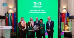 السعودية تسلّم رسمياً ملف الترشح لاستضافة كأس العالم 2034 في العاصمة الفرنسية باريس في حفل أقامه الاتحاد الدولي لكرة القدم