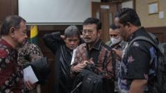 Syahrul Yasin Limpo (tengah) berjalan meninggalkan ruangan usai mengikuti sidang pembacaan putusan sela di Pengadilan Tipikor, Jakarta, Rabu (27/3/