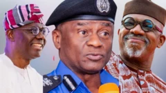 Gomina Babajide Sanwo-Olu wọ agbada funfun pẹlu fila, Ọga ọlọpaa Tunji Disu wọ aṣọ ọlọpaa olomi aro, Gomina Dapo Abiodun wọ buba kampala ati fila