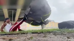 ማይክ ስሞልስ ጁኒየር የቀጥታ ስርጭቱን በሚያስተላልፍበት ወቅት