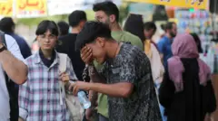 ۱۰ مرداد ۱۴۰۲: یک پسر در تهران به دلیل گرمای هوا آب به صورتش می‌زد
