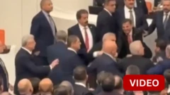 காணொளி: துருக்கி நாடாளுமன்றத்தில் உறுப்பினர்கள் மோதல்