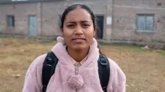 Hima Kusunda ari ku ishuri ryisumbuye aho yiga ibirimo ururimi rwe gakondo rwa Kusunda