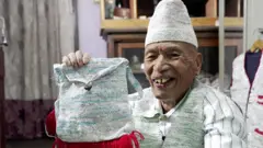 நேபாளம், முதியவர், பால் பாக்கெட்