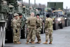 ABŞ əsgərləri zirehli texnikaların sırasının yanında dayanıblar