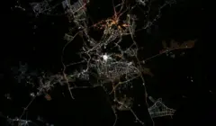 دا د مکې مکرمې هغه انځور دی چې له فضا اخیستل شوی، او په دې کې د کعبې شریفه ځای تر ټولو روښانه دی.