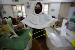 पाकिस्तानमा मतदान गर्दै एक महिला