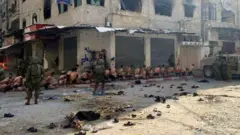 Puluhan pria ditelanjangi dan diinterogasi pasukan Israel di Gaza utara, menurut saksi.