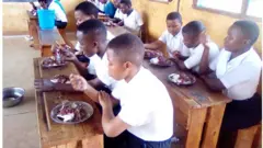 Kuva 2019 abanyeshuri ku mashuri abanza n'ikiciro cya mbere cy'ayisumbuye bagaburirwa ku ishuri
