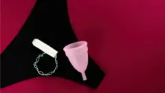 Foto of menstrual cup, tampon and pant