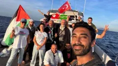 Global Sumud Flotilla mengatakan ada ratusan peserta di atas kapal armada tersebut, yang bermaksud mengirimkan bantuan kemanusiaan ke Gaza