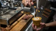 Barista coloca leitejogo de roleta de ganhar dinheiroum copojogo de roleta de ganhar dinheirocafé