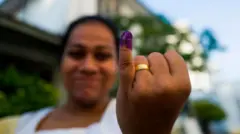 ශ්‍රී ලංකාවේ සෑම ජනාධිපතිවරණයකදී මෙන් ම වෙනත් මැතිවරණවලදී ද විවිධ ප්‍රසිද්ධ චරිත ඔවුන් සහය දක්වන අපේක්ෂකයින්ට හෝ දේශපාලන පක්ෂවලට ඡන්දය භාවිත කරන ලෙස ඡන්ද දායකයින් පොළඹවන අවස්ථා සුලභ ය.