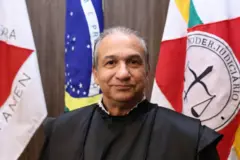 Foto do desembargador Magid Nauef Láuar usando toga