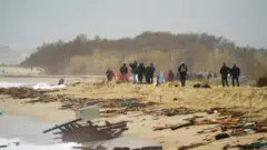 İtalya’da Türk vatandaşı Gün Ufuk, Çeşme’den açıldıktan sonra 26 Şubat 2o23’te İtalya kıyılarında batan ve en az 94 kişinin hayatını kaybettiği göçmen teknesiyle ilgili dava kapsamında 20 yıl hapis cezasına çarptırıldı.