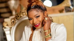 One woman dey smile 