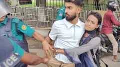 পুলিশের হাতে আটক ঠেকানোর চেষ্টা করছেন আন্দোলনকারীরা 