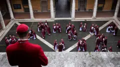 추기경들이 모여서 이야기를 나누는 모습