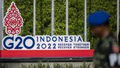 Prajurit TNI melintas di depan logo KTT G20 Indonesia di Nusa Dua, Badung, Bali, Sabtu (12/11/2022). 